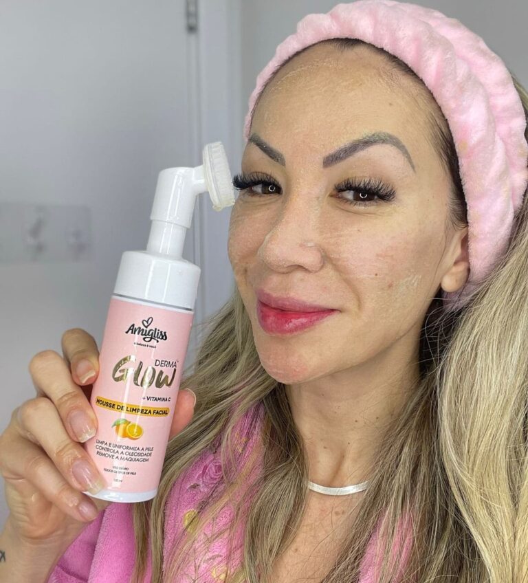 mousse derma glow+vit. c com escova silicone amigliss 150ml